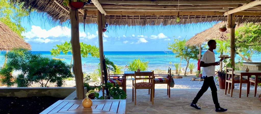 Afro Divers Lodge: Bar and restaurant