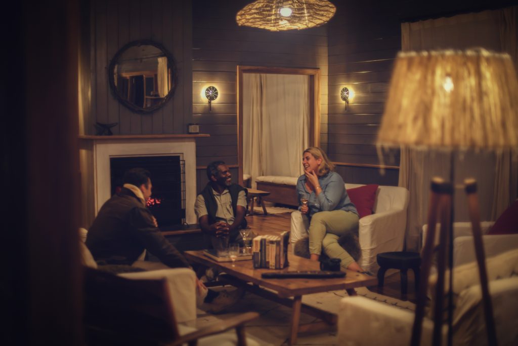 Entamanu Ngorongoro: Main lounge: guests by the fireplace