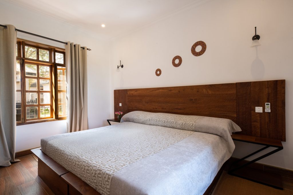 Kahawa House: Standard double room: wooden headboard, white linen, wooden-framed windows