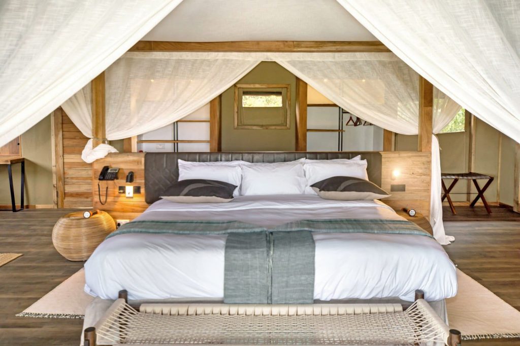 Lemala Mpingo Ridge Lodge: Suite bedroom with white canopy bed