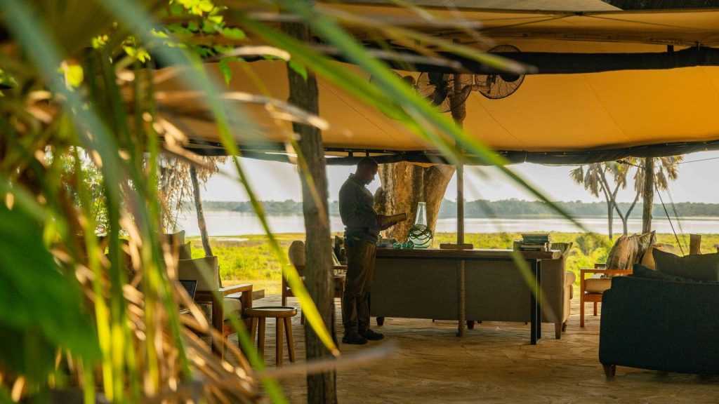Roho ya Selous: Open lounge area with seating facing the river and green landscape