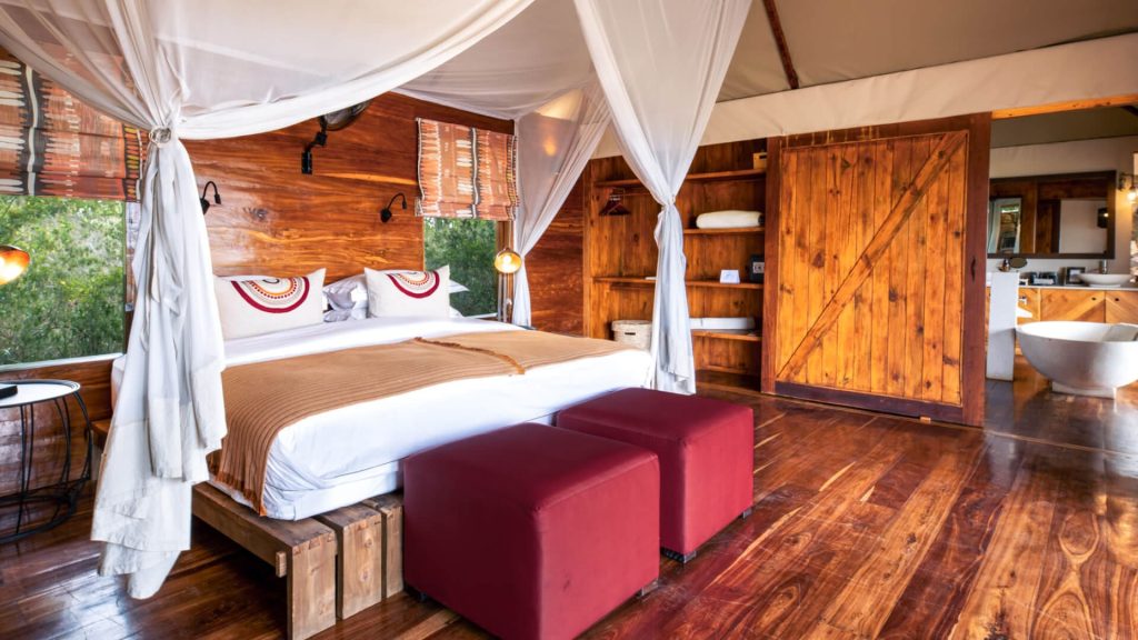 Sayari Camp: Guest suite: side view of the bedroom with the bathroom behind